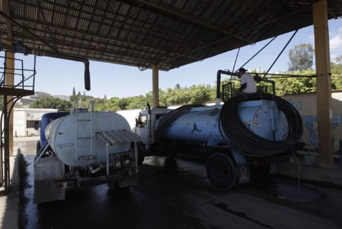 Fuera Luis Eveline del SANAA y asume Junta Interventora