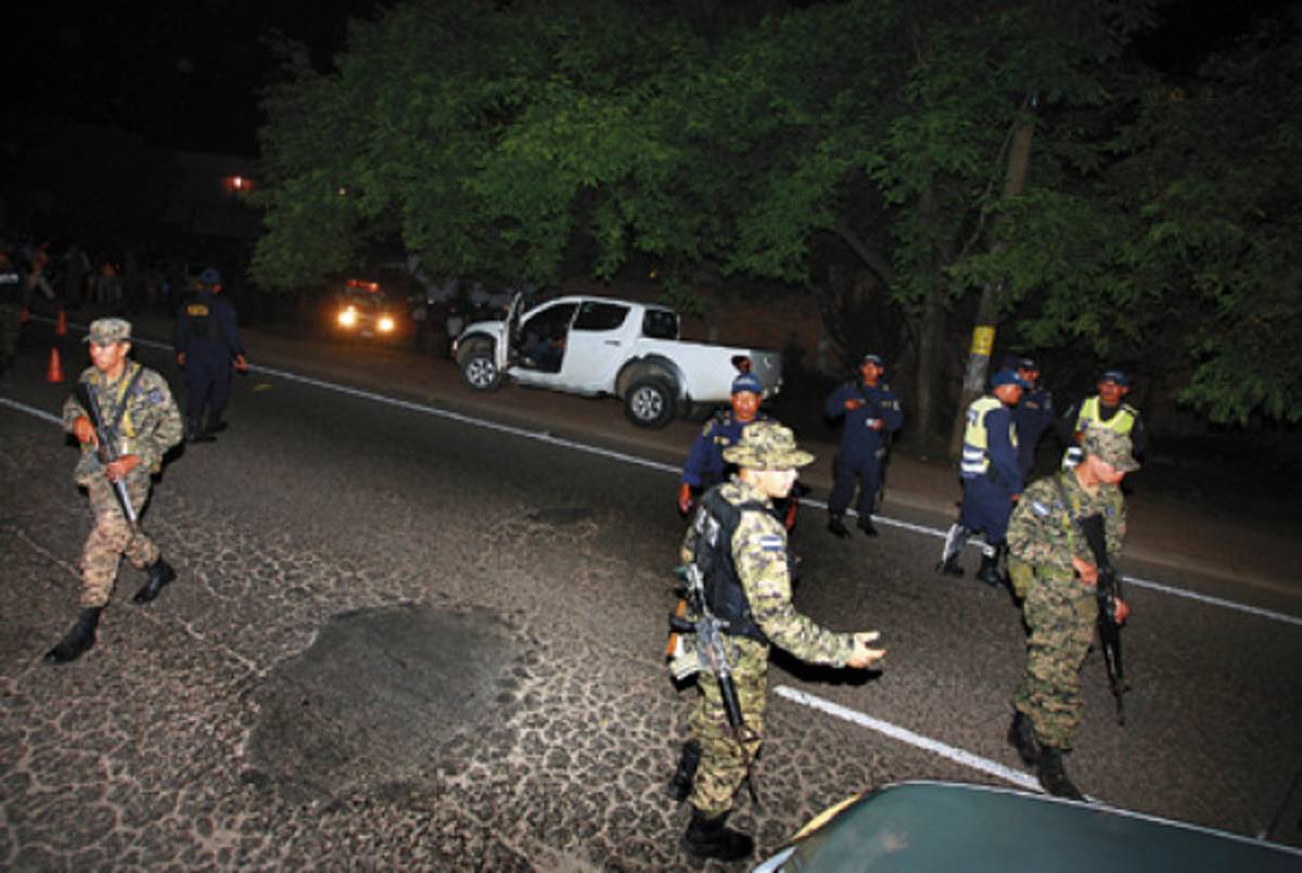 Acribillan a dos oficiales separados de la Policía por irregularidades