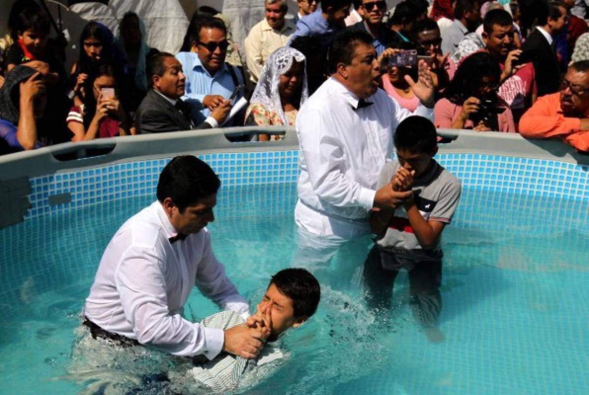 Miembros de iglesia La Luz del Mundo se bautizan en México con líder religioso preso en EEUU