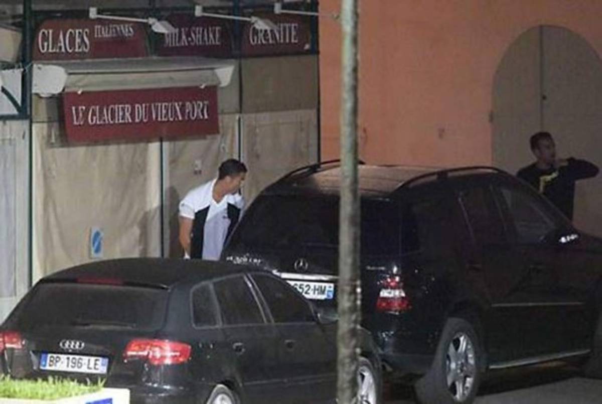 Regañan a Cristiano Ronaldo por orinar en la calle