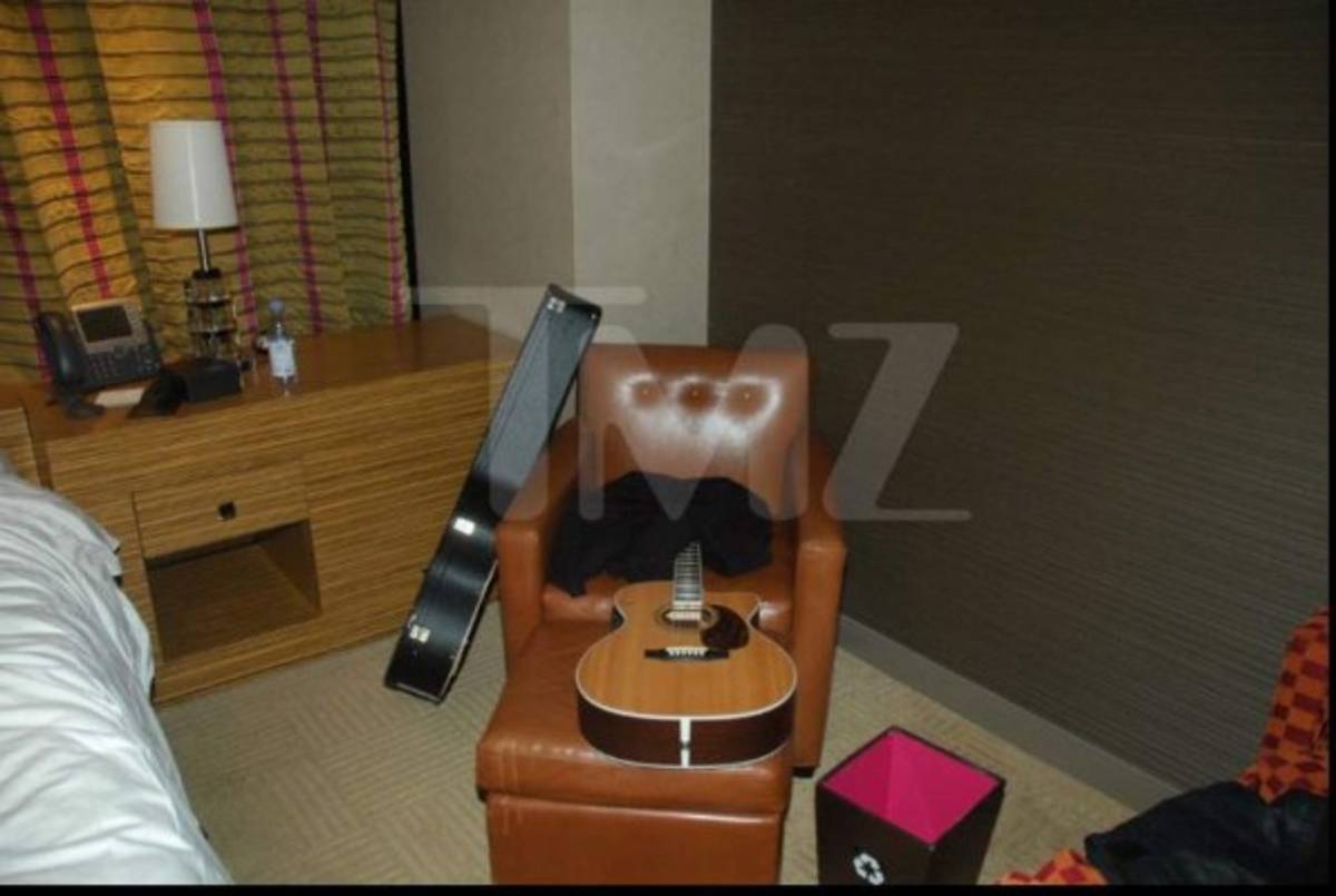 TMZ publica fotos del cuarto donde se suicidó Chris Cornell