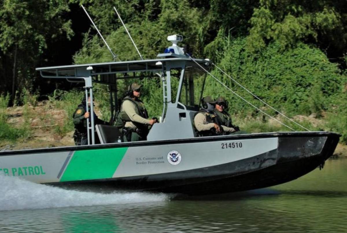 Un barco de la patrulla fronteriza de EEUU es atacado desde México