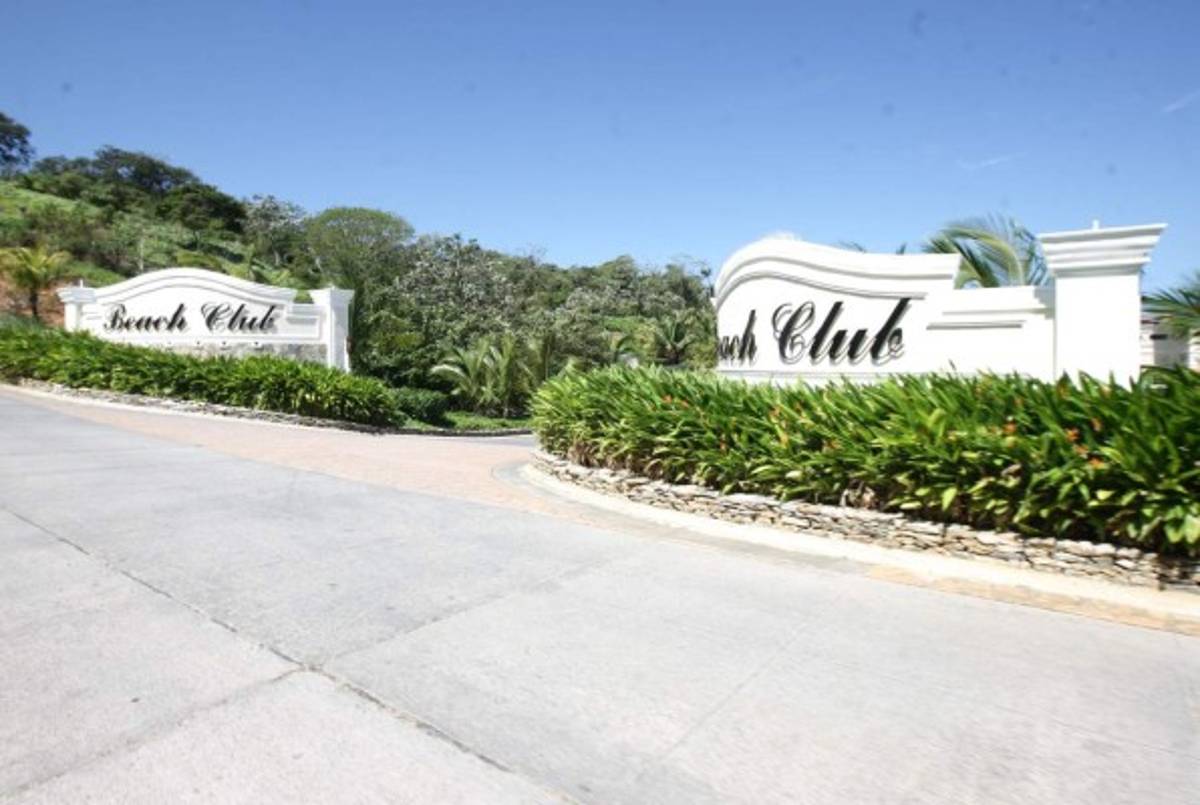 Disfrute el golf, playa y buceo en el club Pristine Bay Resort