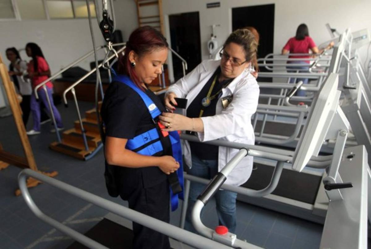 Con modernos equipos instruyen a estudiantes de Terapia Funcional