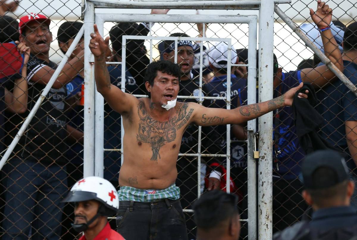 Motivo de la pelea de barras, terror en las afueras del Nacional y Olimpia hace sufrir a Motagua