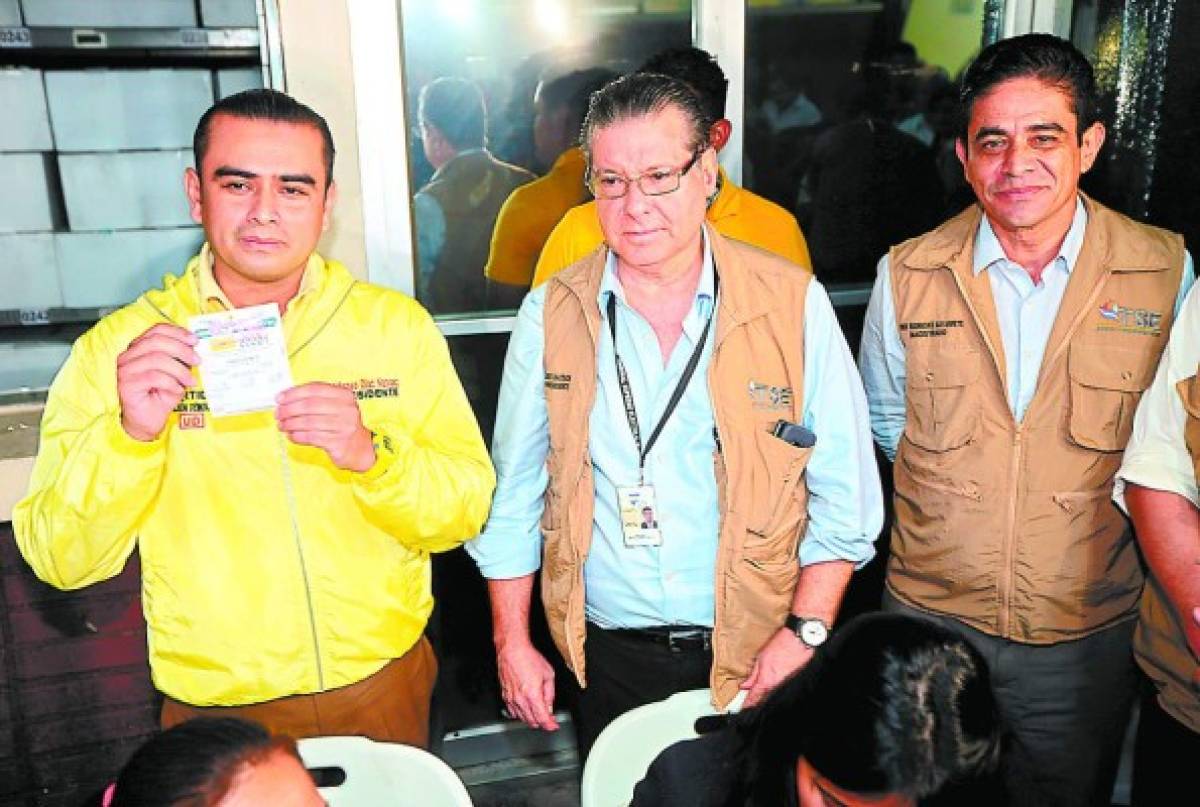 El TSE entrega credenciales para cinco departamentos de Honduras