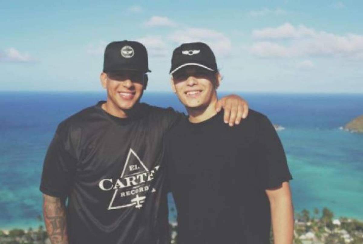 Daddy Yankee posa junto a su hijo Jeremy Ayala. Foto cortesía Instagram