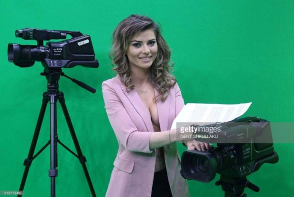 Una TV albanesa presenta las noticias 'al desnudo' para ganar audiencia