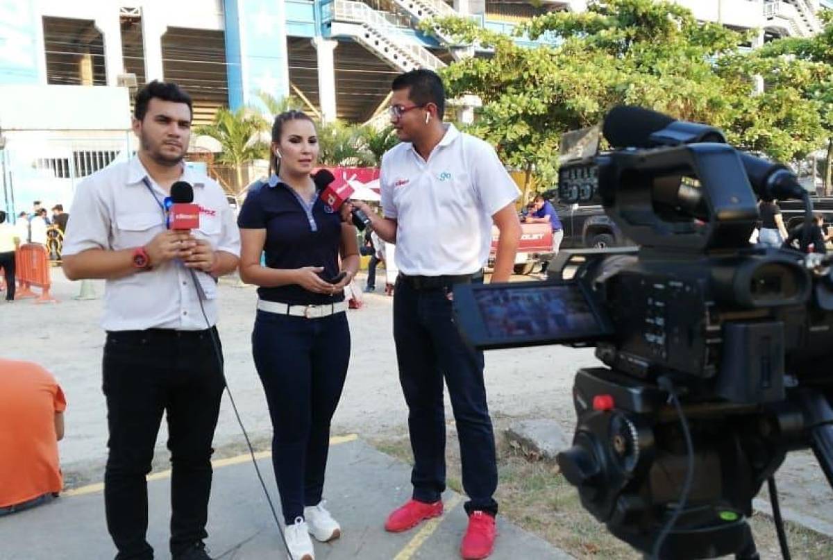 Fredy Nuila junto a Jenny Fernández y Jorge Fermán en una cobertura en el estadio Olímpico de San Pedro Sula.