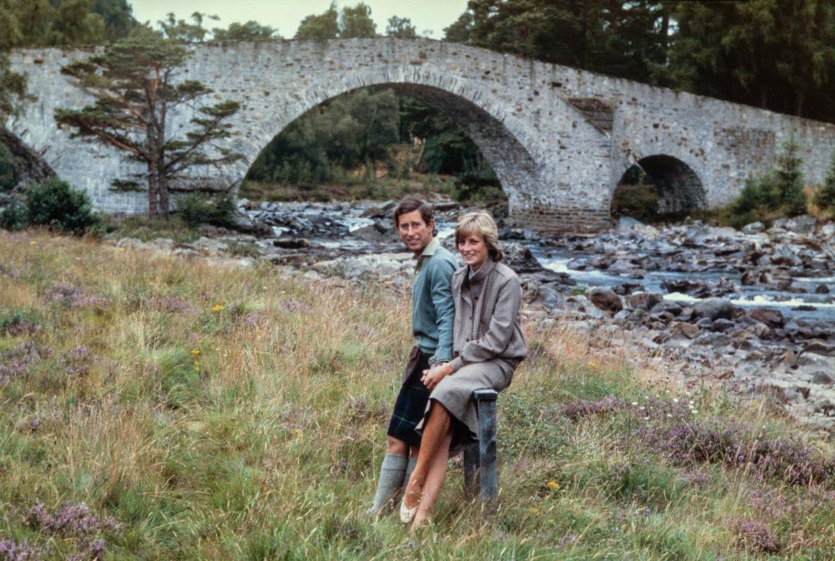 Esta foto tomada el 19 de agosto de 1981 muestra al príncipe Carlos y la princesa Diana durante su luna de miel en Escocia.