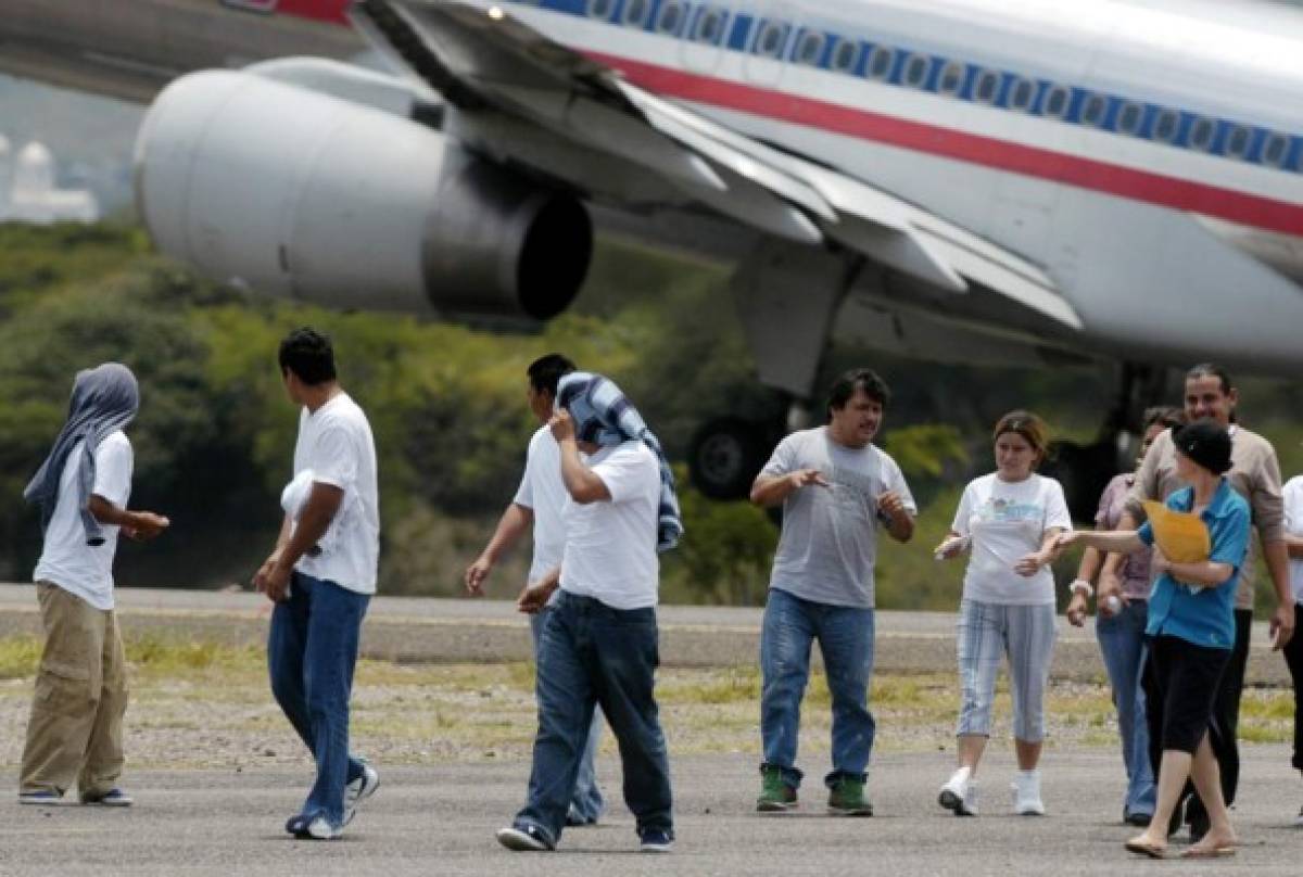 Vuelo con 111 hondureños deportados llegó este miércoles al país