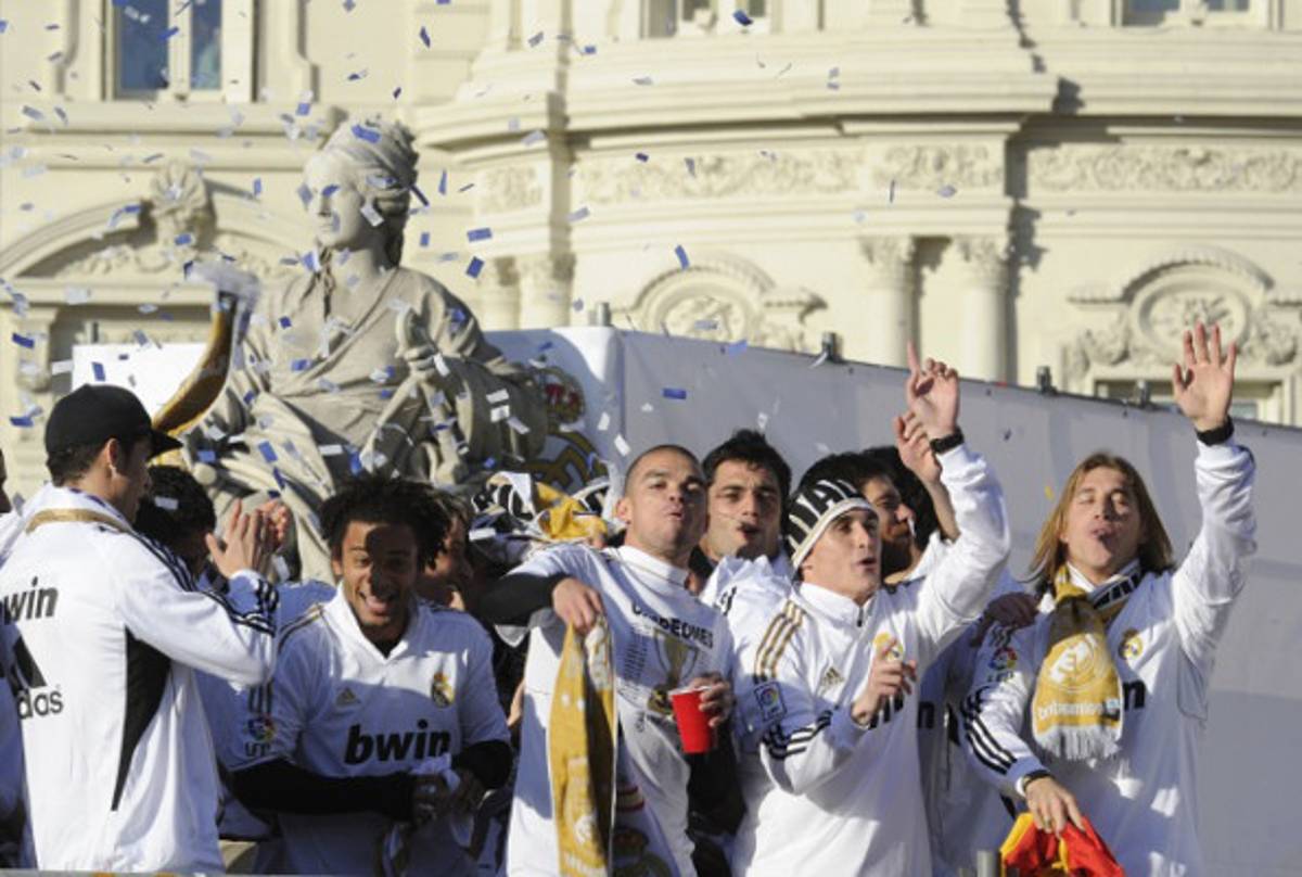 '¡Campeones, Campeones!'... Real Madrid festeja en Cibeles