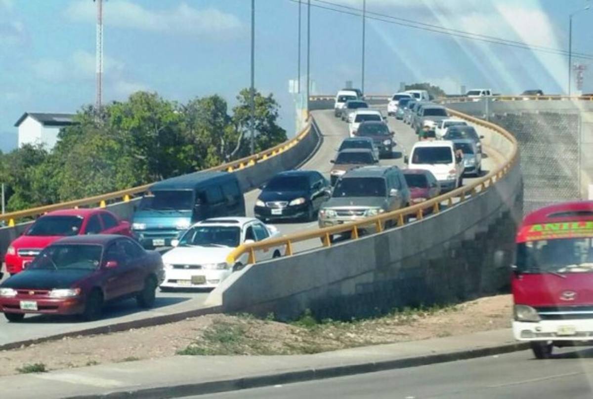 Tráfico pesado por ejecución de trabajos en paso de Altos del Trapiche