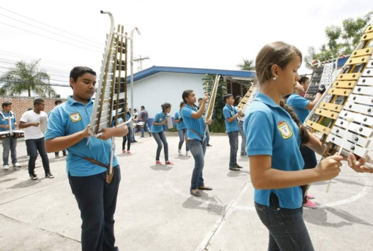 Estudiantes de 80 institutos de la capital se preparan para los desfiles