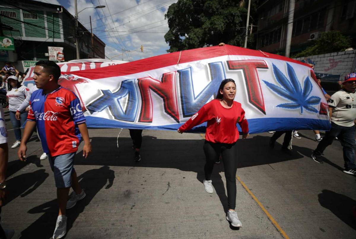 Con show de luces y al ritmo de la percusión: Así llegó la barra del Olimpia al estadio Nacional