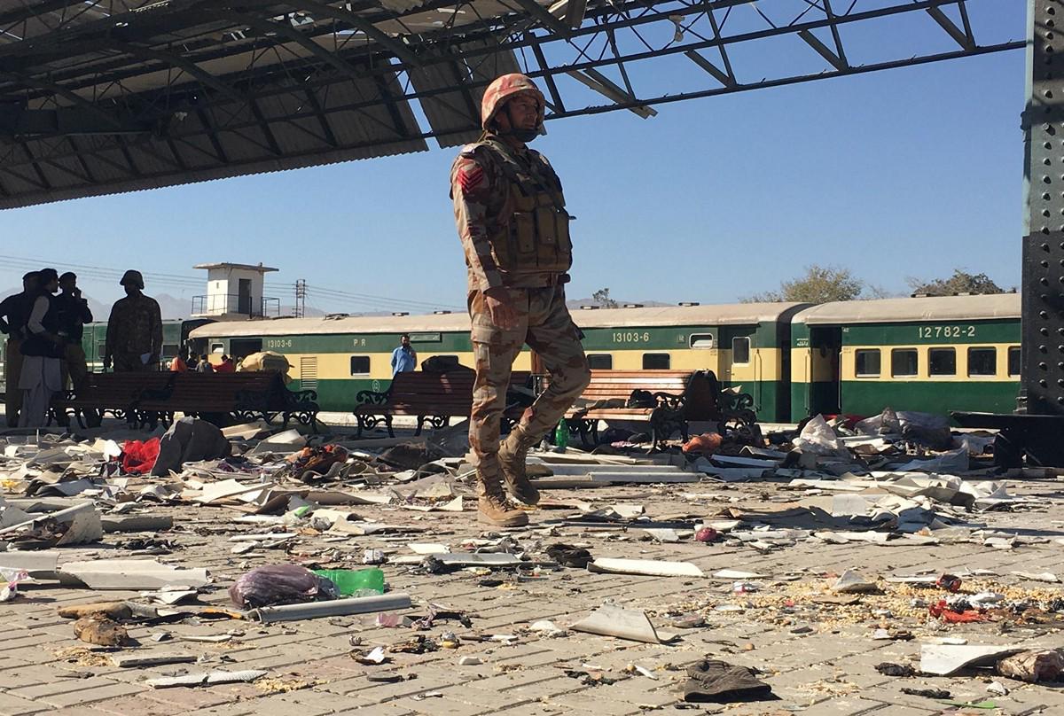 Imágenes que dejó la explosión en estación de trenes de Quetta, Pakistán