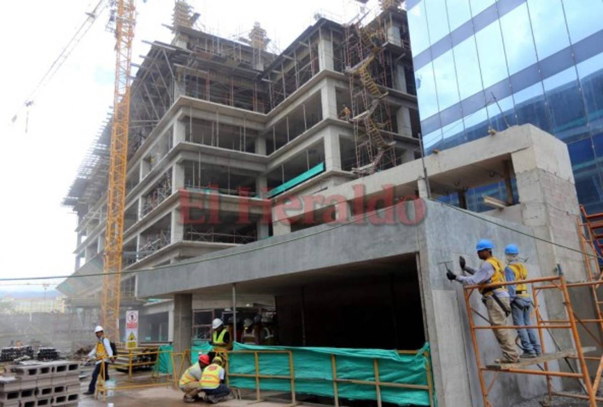 Las dos plazas por donde transitarán unas 11,000 personas a diario ya están en proceso de construcción.