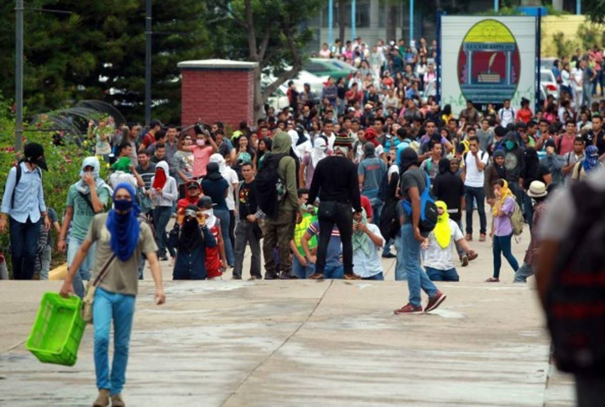 Chimbas, palos, piedras y hondas caseras en protesta frente a la UNAH