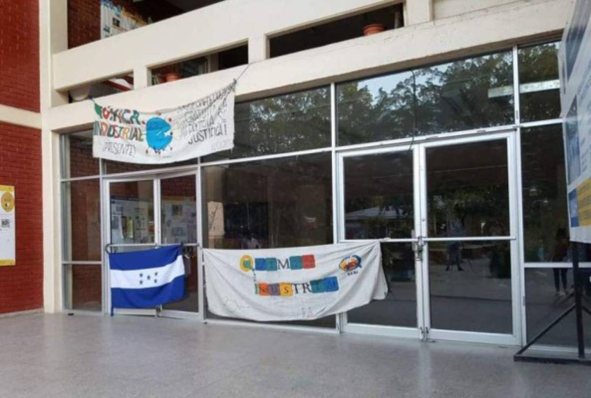 Universitarios se toman edificio administrativo de la UNAH-VS