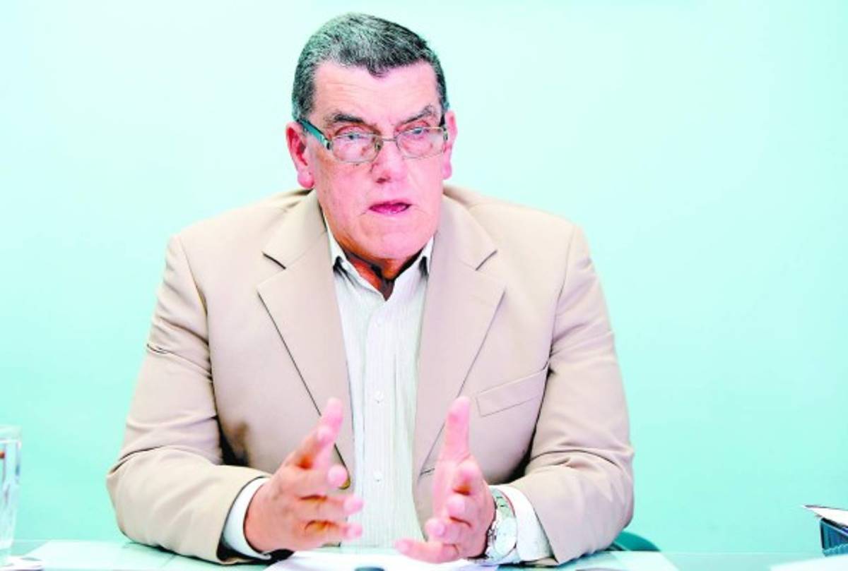 Felipe Morales, director del INAMI, trabaja en el presupuesto.