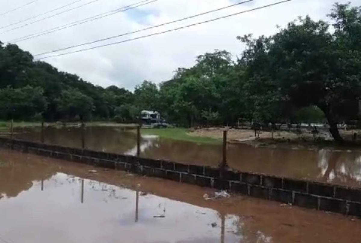 Inundación en el cementerio general de la aldea Los Llanitos en Marcovia (Foto: El Heraldo Honduras/ Noticias de Honduras)