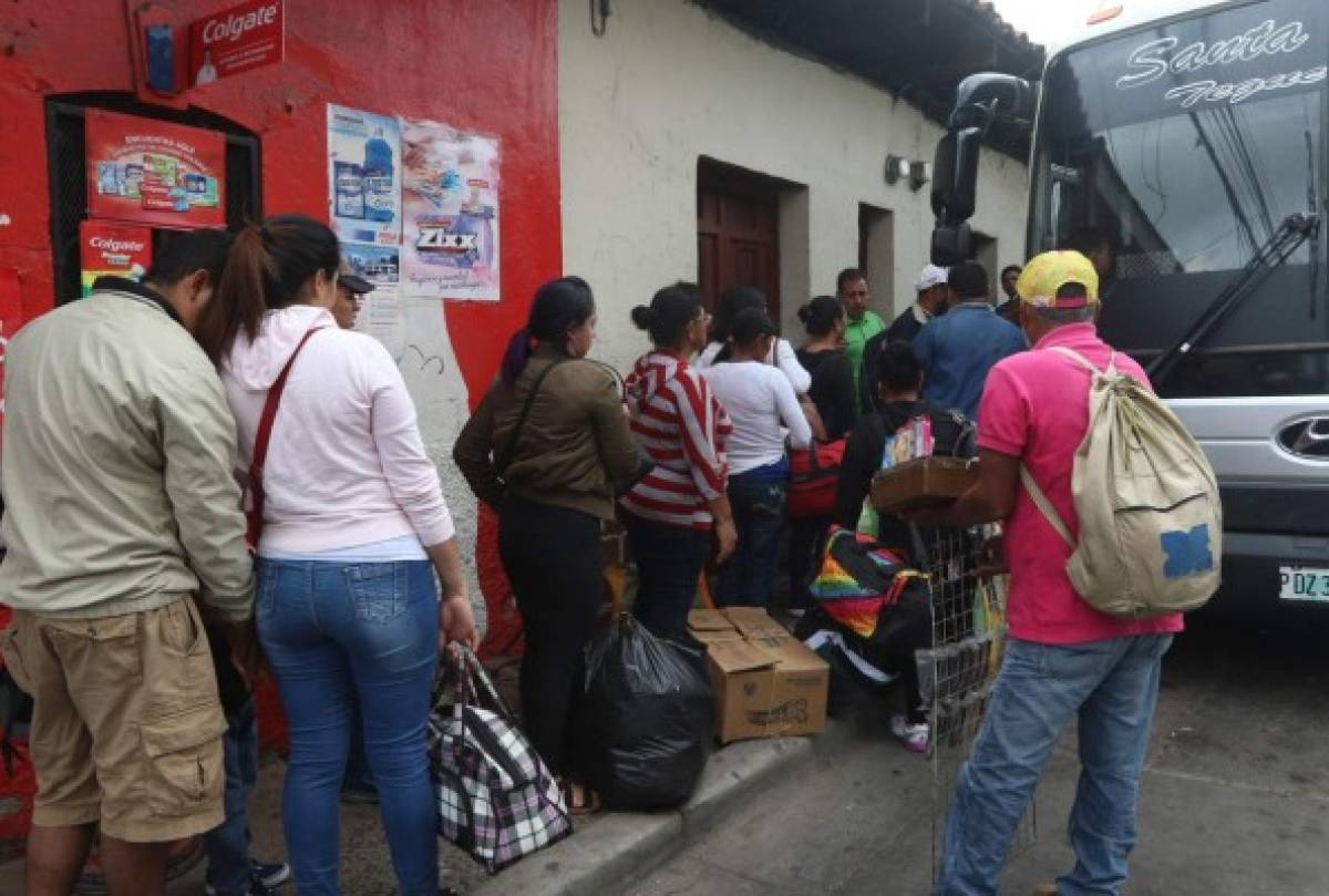 Pasajeros abarrotan terminales en víspera de Nochebuena en la capital de Honduras