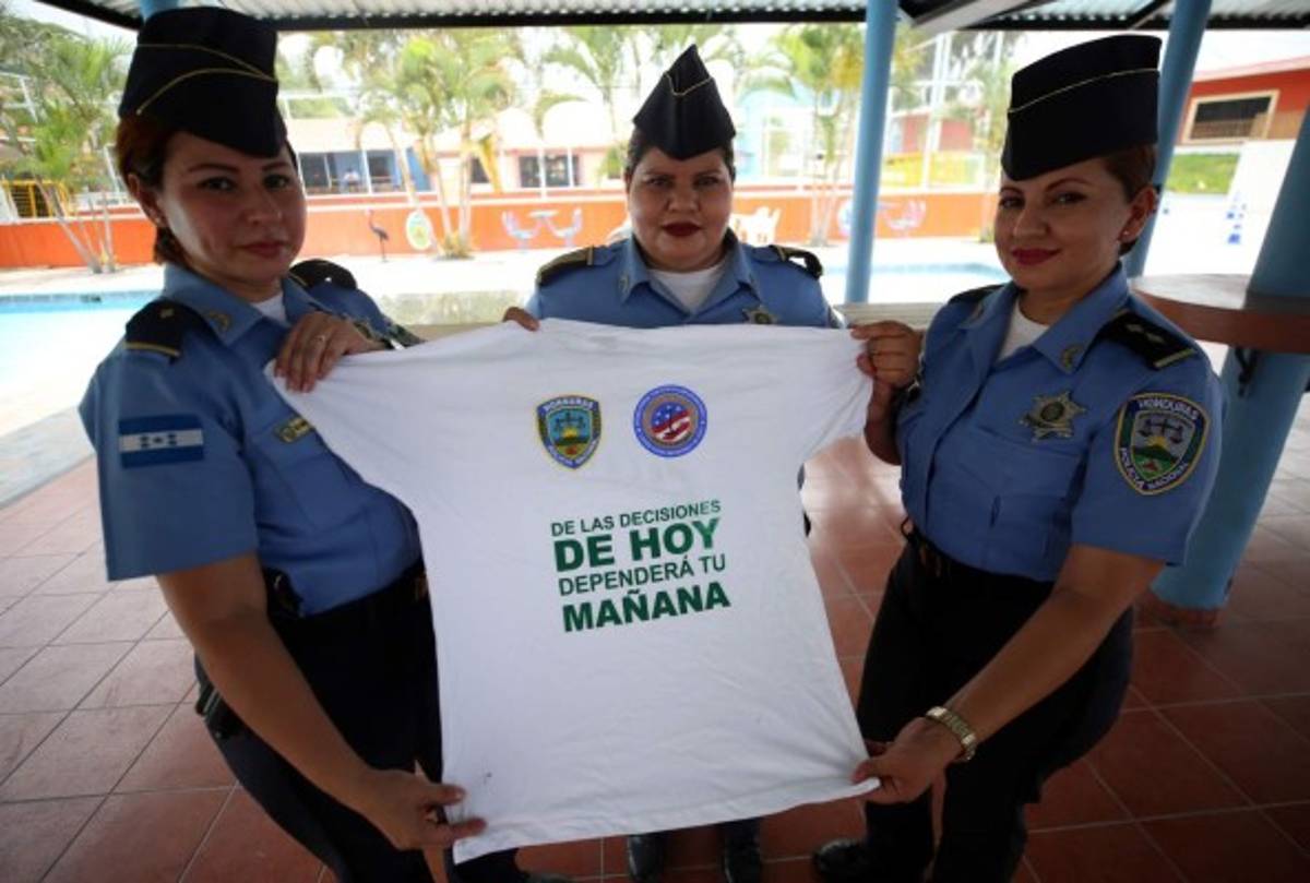 Las tres féminas coordinan el proyecto GREAT, programa que beneficia a miles de jóvenes y niños hondureños.