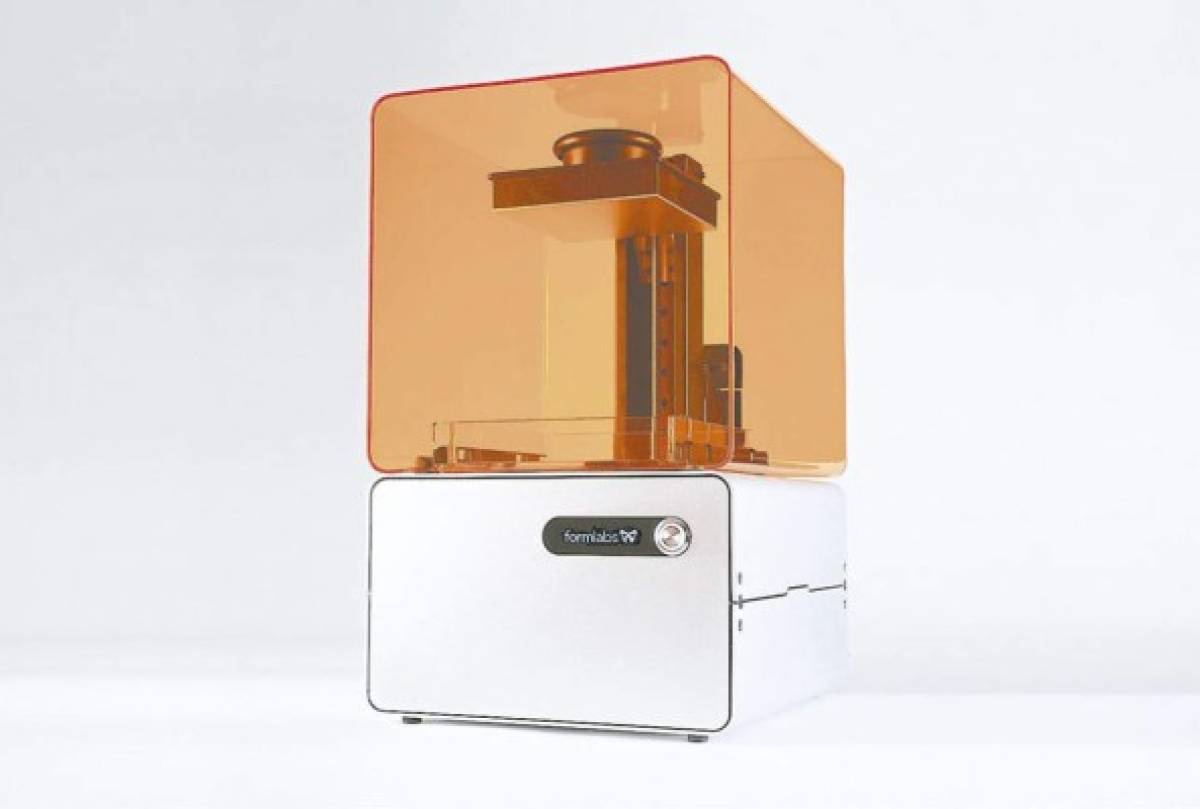 Desarrollan una impresora 3D que imprime objetos a base de resina líquida