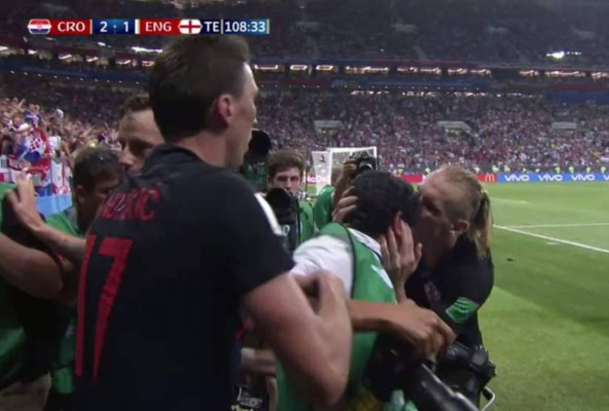 Fotógrafo salvadoreño es besado por seleccionados croatas en la celebración del segundo gol de Croacia