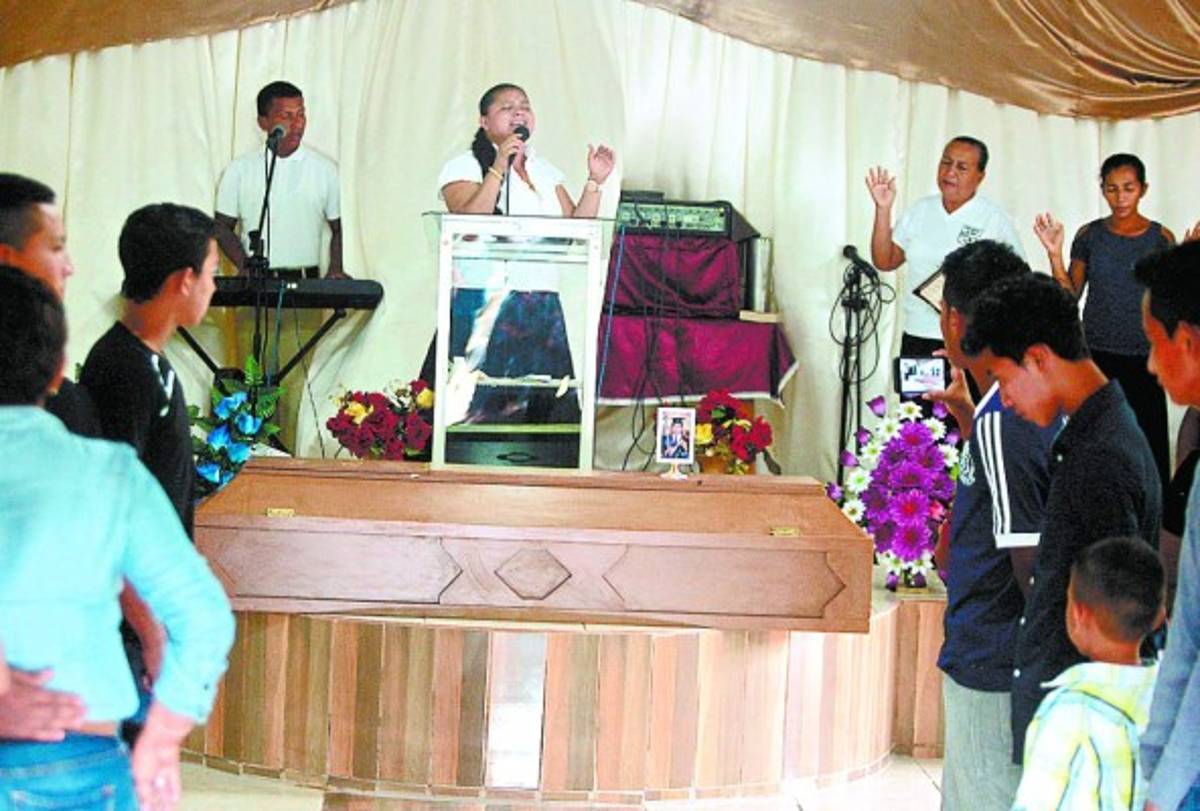 Llanto y dolor en sepelio de jóvenes ahogados en zona sur de Honduras