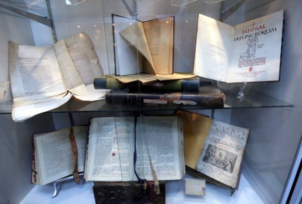 Muestra de algunos misterios que evocan a la Sagrada Familia de Nazaret: Jesús, María y José. Datan de la época colonial.