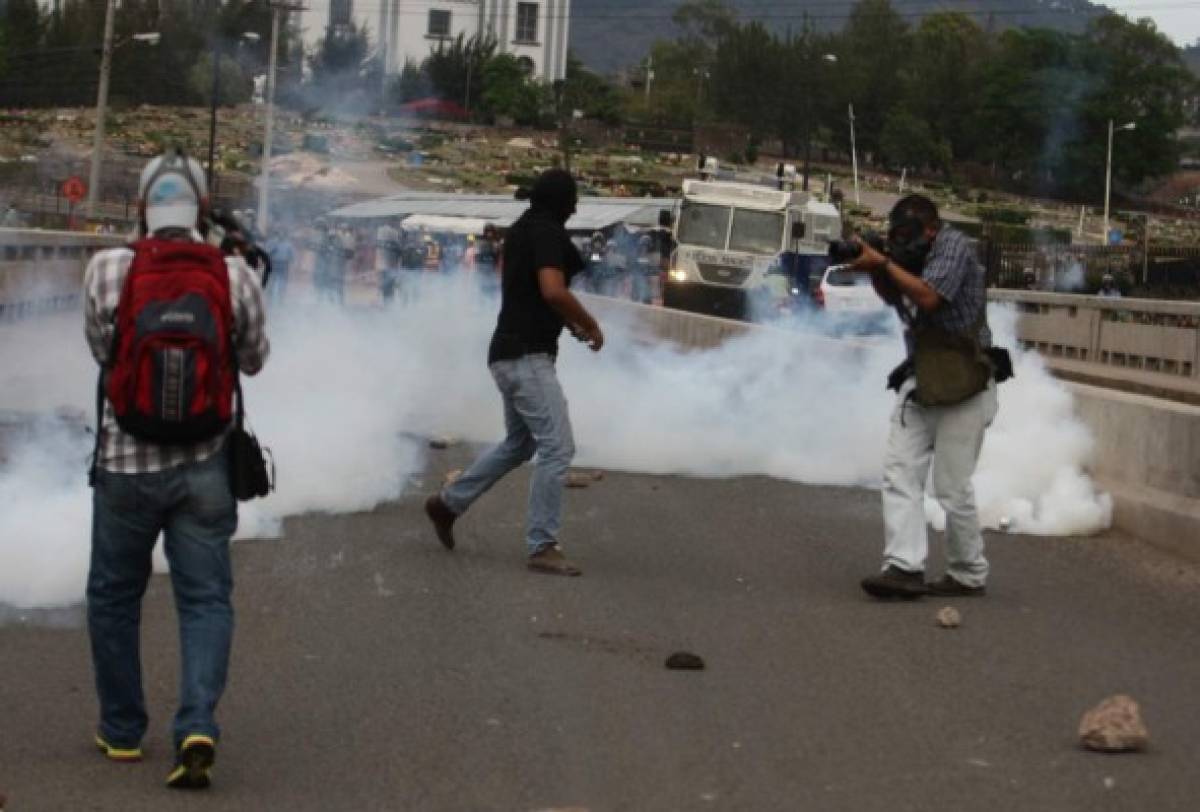 Batalla campal entre estudiantes de la UNAH y Policía Nacional