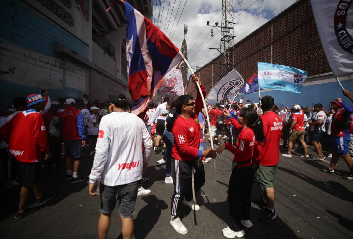 Con show de luces y al ritmo de la percusión: Así llegó la barra del Olimpia al estadio Nacional