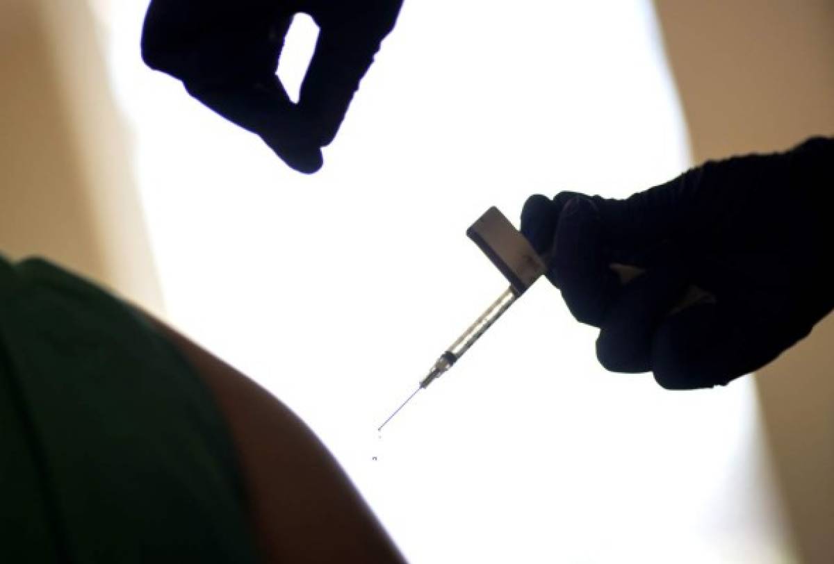 Dosis extra de vacuna de Covid protegería a trasplantados