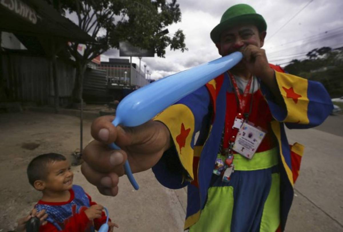 Pone orden en calles y regala risas en buses
