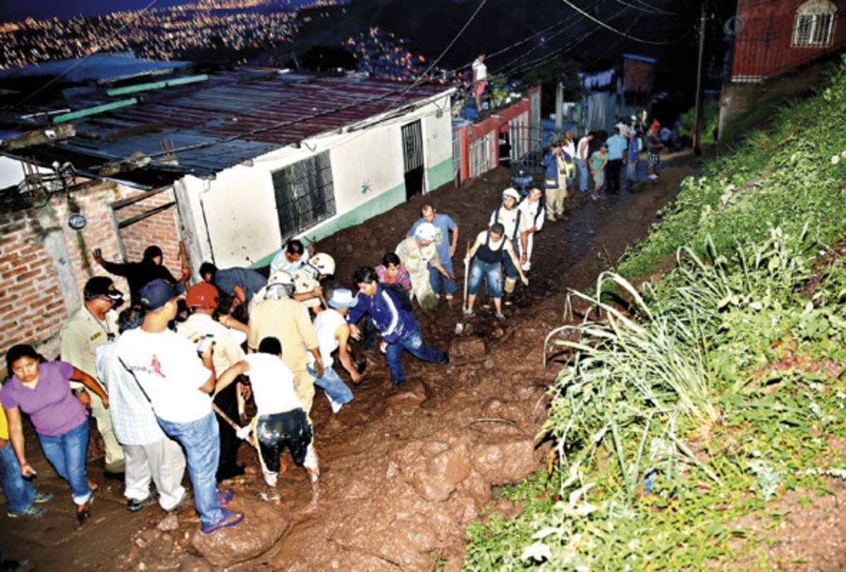 Derrumbe soterra dos cuadras de la colonia El Picachito