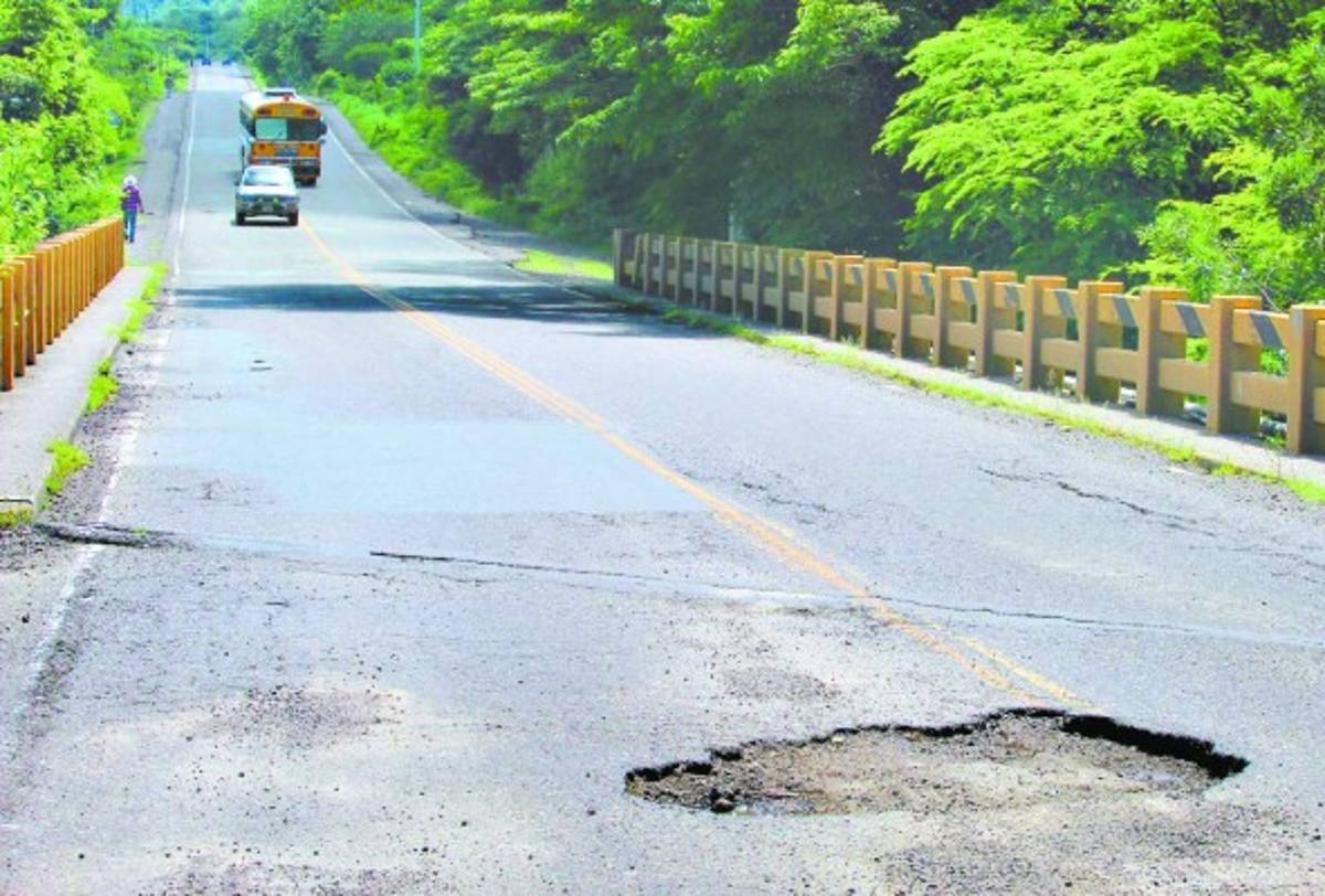 Lluvias agudizan mal estado de la carretera que conduce al sur
