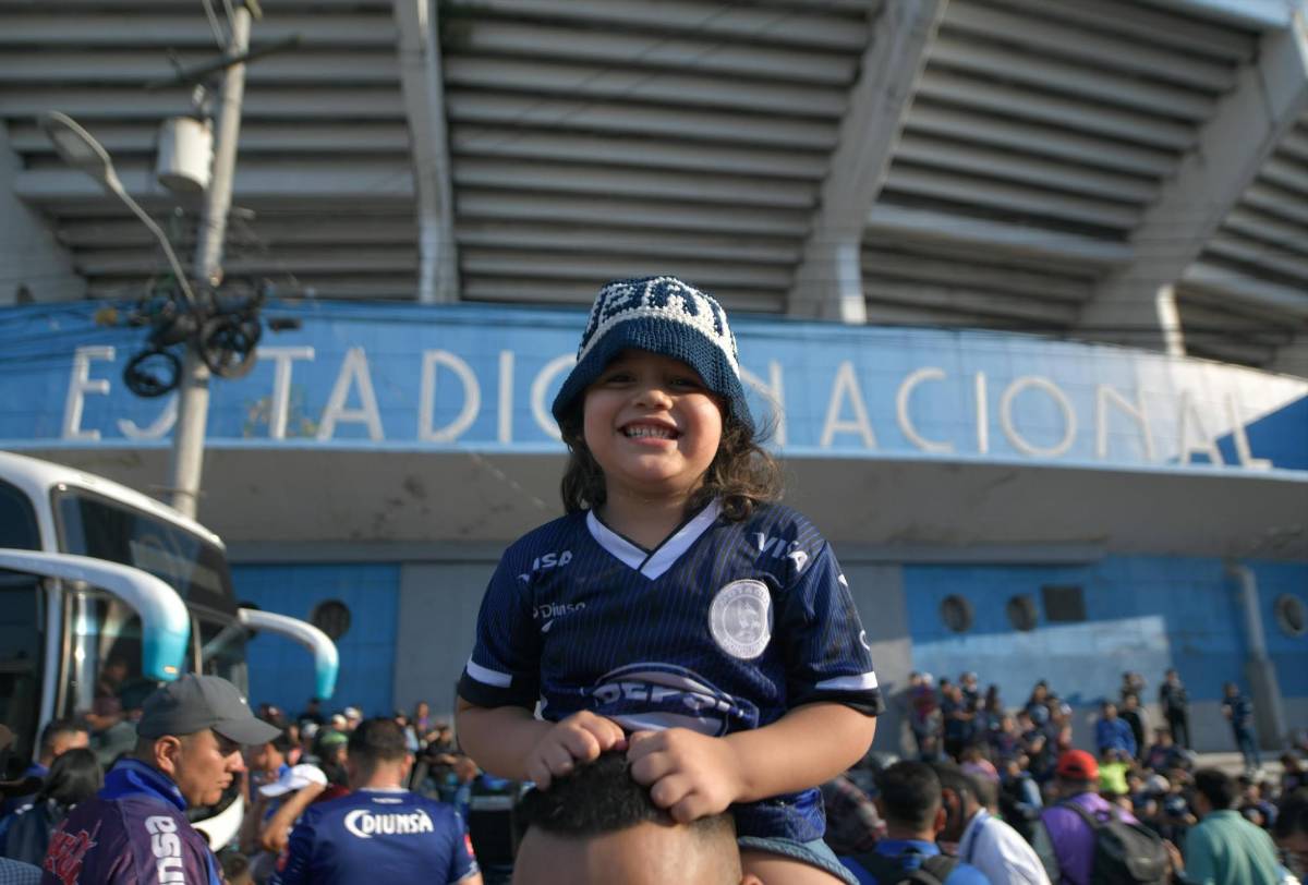 Lindas chicas, exministro sorprende y gesto de Javier López: Ambiente en el Motagua vs Génesis PN