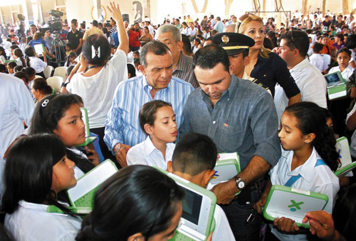 Escolares de Danlí reciben computadoras del gobierno