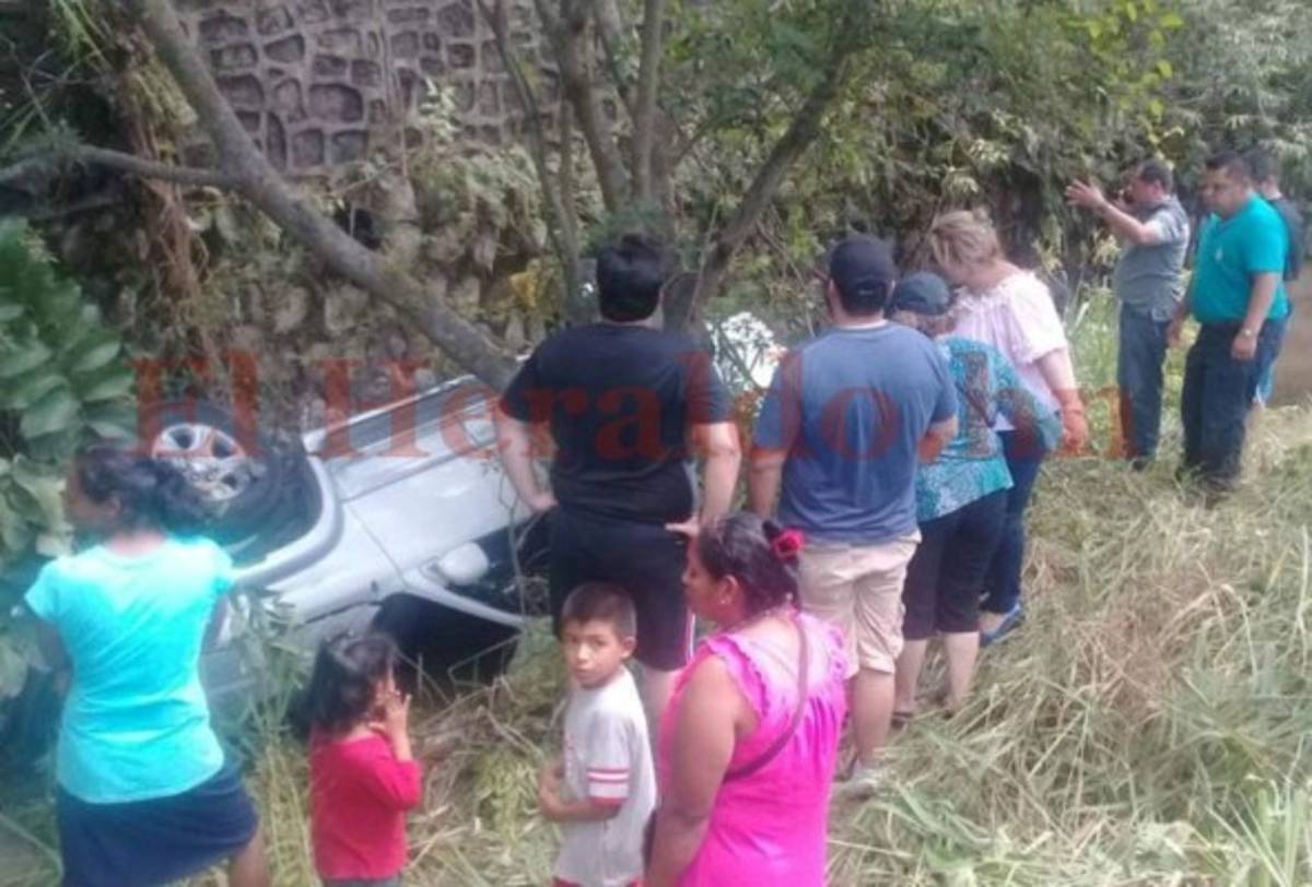 Dos estudiantes casi pierden la vida al esquivar un bus rapidito