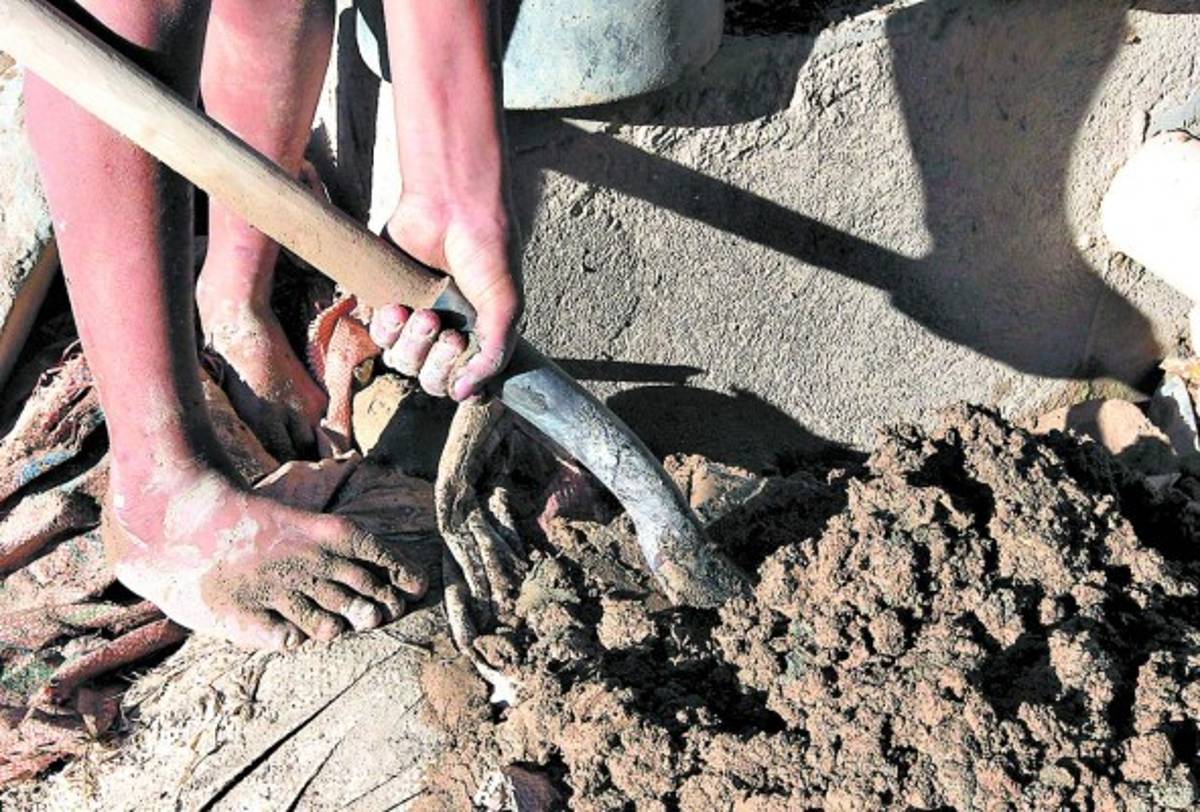 Ahora sobreviven de los residuos del oro