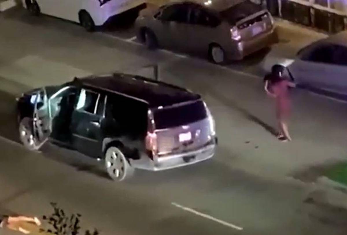 La mujer se bajó del vehículo con poca ropa y sangrando de uno de sus pies durante el incidente.