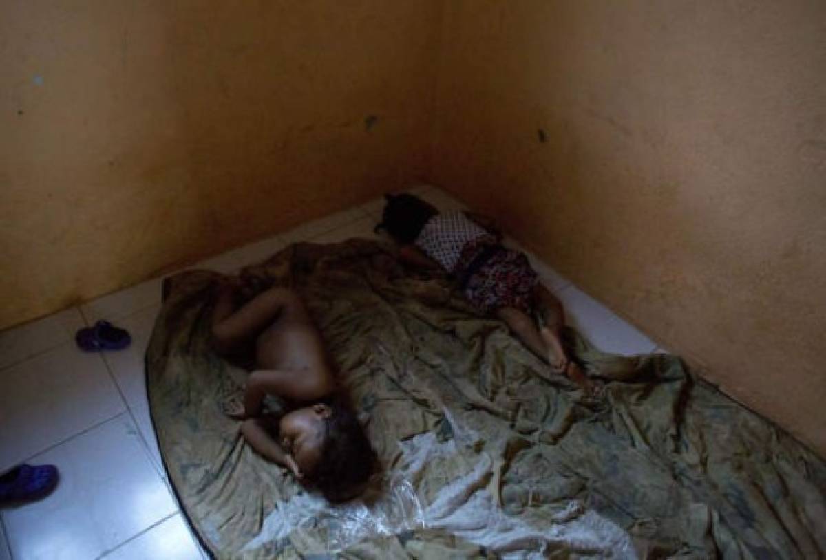 Los hijos de Mejía de apenas tres y dos años duermen en el suelo en la casa que su padre alquila con ayuda de la Oficina del Alto Comisionado de las Naciones Unidas para los Refugiados (ACNUR) (Foto: AP/ El Heraldo Honduras/ Noticias de Honduras)