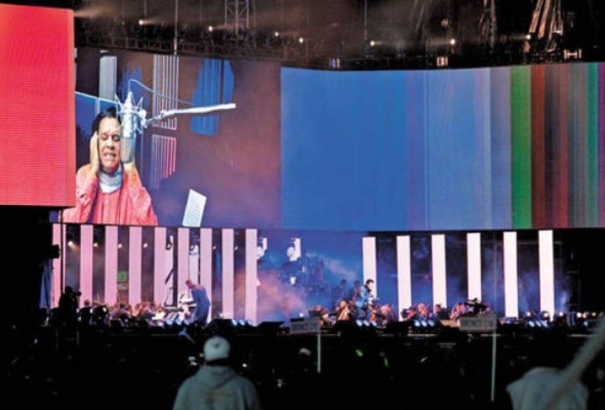 Mediante holograma 'reviven' al cantante mexicano Juan Gabriel en concierto