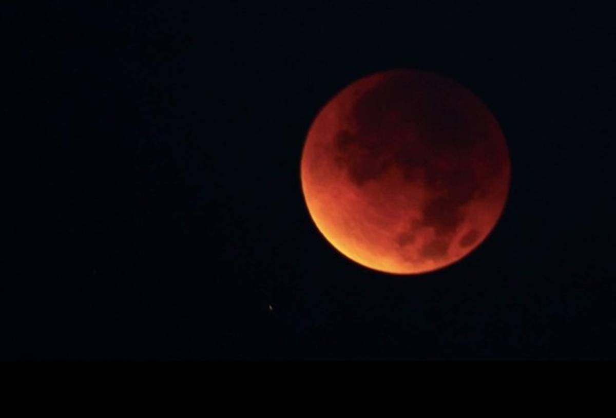 Ministro cristiano, afirma que las cuatro lunas rojas son una señal del fin