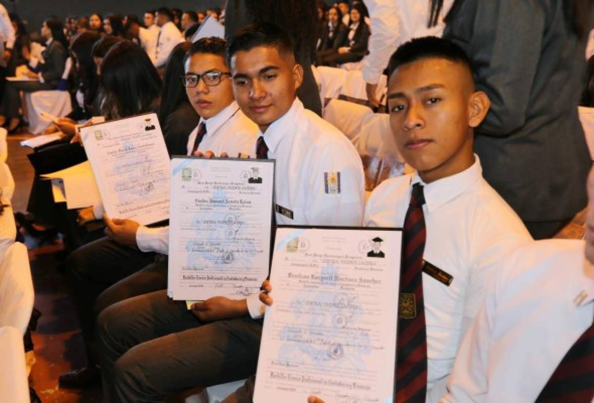 El Instituto Central Vicente Cáceres gradúa 950 nuevos bachilleres en Tegucigalpa