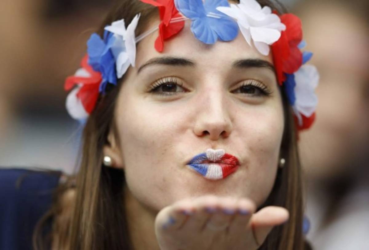 Sensualidad y belleza cautivan en la Eurocopa