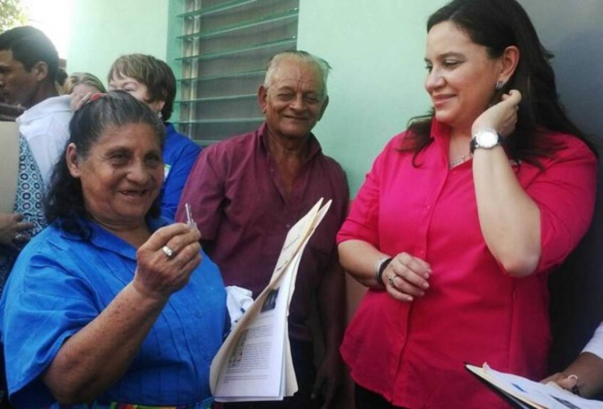 Primera Dama entrega casa a familia de guardia