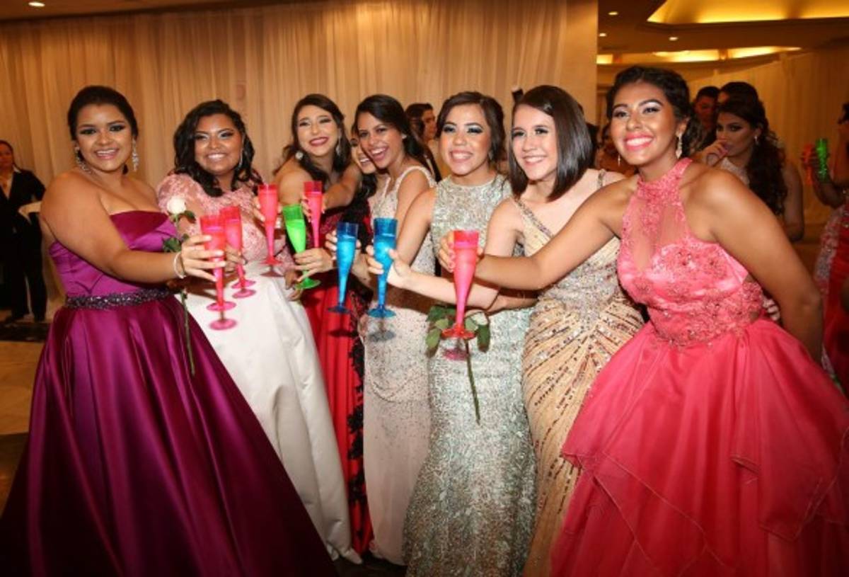 Júbilo y despedida en la elegante fiesta para los seniors de la Elvel School