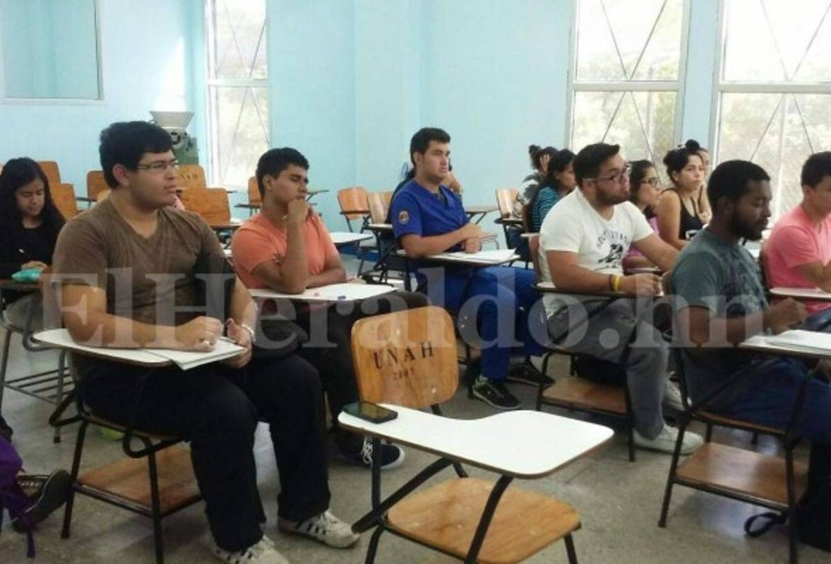 Docente y alumnos madrugan para tomar aula de clases